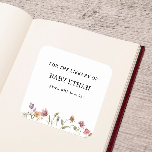 Boekenbibliotheek voor babyfeest met wilde bloemen vierkante sticker