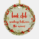 Boekenclub Funny Reading between the Wines Holiday Keramisch Ornament (Voorkant)