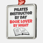 Boekenliefhebber Pilates Instructor Metalen Ornament (Links)