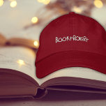 Boekenliefhebbers Booktrovert geborduurd Twill Pet<br><div class="desc">Aandacht, boekenliefhebbers en trotse boekenliefhebbers: dit pet is voor jou. · Ongestructureerd, low-profile chino twill pet · Verstelbare doek riem met antiek messing slide gesp sluiting · Comfortabele, vooraf gebogen snavel Dit pet is het ultieme accessoire voor de volledig ondergedompelde, True-Blue boek liefhebber. Draag het met trots en laat de...</div>