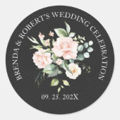 Boeket Bleke Roze Rozen Op Zwarte Linnen Ronde Sticker (Voorkant)