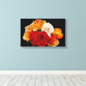 Boeket Rozen op zwart Canvas Afdruk (Insitu (Houten vloer))