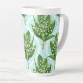 Boeket van lelie van de vallei bloemen op blauw latte mok (Rechterhoek)