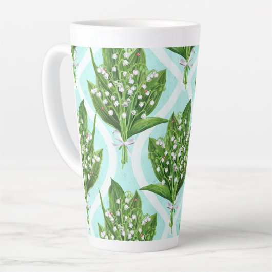 Boeket van lelie van de vallei bloemen op blauw latte mok (Linkerhoek)