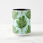 Boeket van lelie van de vallei bloemen op blauw mok (Midden)