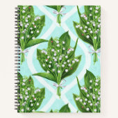 Boeket van lelie van de vallei bloemen op blauw notitieboek (Voorkant)