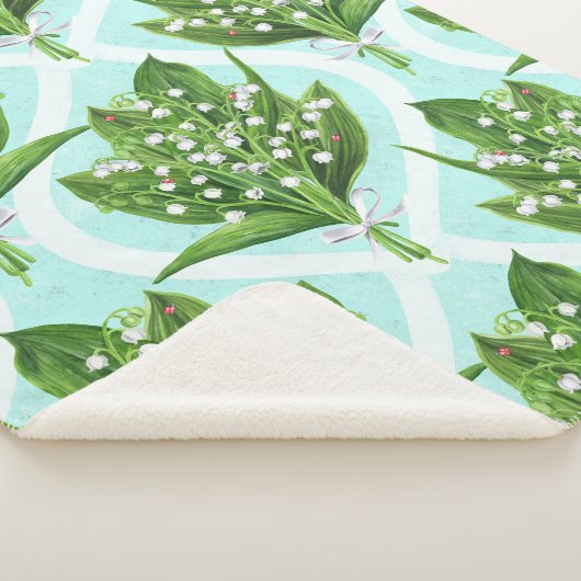 Boeket van lelie van de vallei bloemen op blauw sherpa deken (3/4)