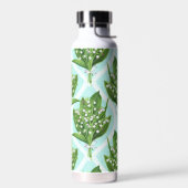 Boeket van lelie van de vallei bloemen op blauw waterfles (Links)