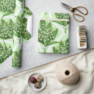 Boeket van lelie van de vallei bloemen op groen cadeaupapier