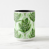 Boeket van lelie van de vallei bloemen op groen mok (Midden)