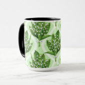 Boeket van lelie van de vallei bloemen op groen mok (Voorkant links)