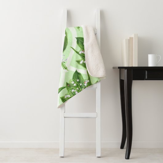 Boeket van lelie van de vallei bloemen op groen sherpa deken (In situ)