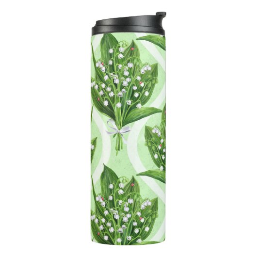 Boeket van lelie van de vallei bloemen op groen thermosbeker (Gedraaid links)