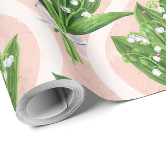 Boeket van lelie van de vallei bloemen op roze cadeaupapier (Rol Hoek)