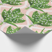 Boeket van lelie van de vallei bloemen op roze cadeaupapier (Hoek)