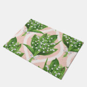 Boeket van lelie van de vallei bloemen op roze deurmat (Schuin)