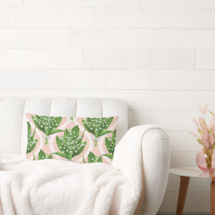 Boeket van lelie van de vallei bloemen op roze kussen