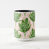 Boeket van lelie van de vallei bloemen op roze mok (Midden)