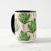 Boeket van lelie van de vallei bloemen op roze mok (Voorkant links)