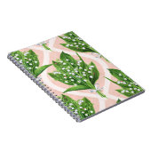 Boeket van lelie van de vallei bloemen op roze notitieboek (Rechterzijde)