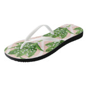 Boeket van lelie van de vallei bloemen op roze teenslippers (Schuin)