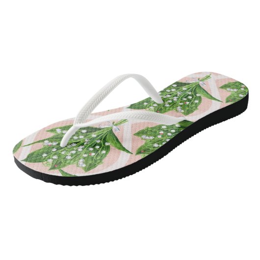 Boeket van lelie van de vallei bloemen op roze teenslippers (Schuin)