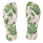 Boeket van lelie van de vallei bloemen op roze teenslippers (Voetbed)