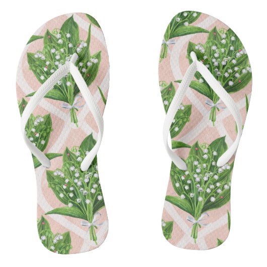 Boeket van lelie van de vallei bloemen op roze teenslippers (Voetbed)