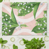 Boeket van lelie van de vallei bloemen op roze theedoek (Gevouwen)