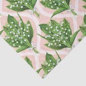 Boeket van lelie van de vallei bloemen op roze tissuepapier (Detail)