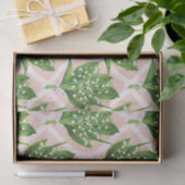 Boeket van lelie van de vallei bloemen op roze tissuepapier (Geschenk)