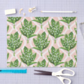 Boeket van lelie van de vallei bloemen op roze tissuepapier (Craft)