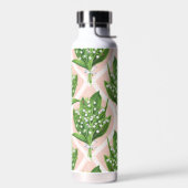 Boeket van lelie van de vallei bloemen op roze waterfles (Links)