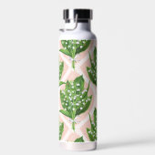 Boeket van lelie van de vallei bloemen op roze waterfles (Rechts)