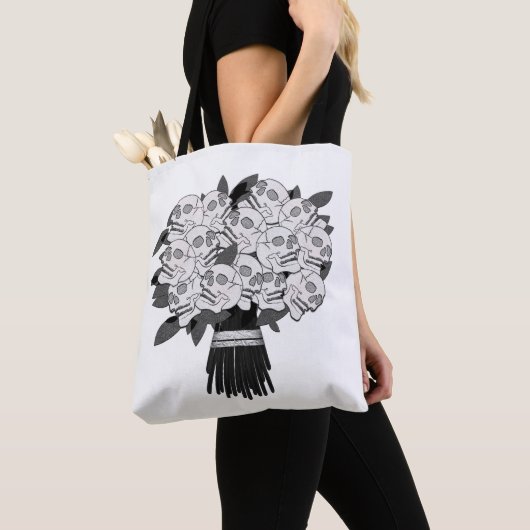 Boeket van Schedelrozen Zwart & Wit Gotisch Tote Bag (Dichtbij)
