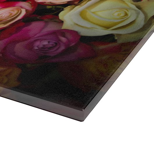 Boeket van wit roze gele rozen bloemen snijplank (Hoek)