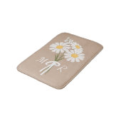 Boeket witte madeliefjes met monogram op beige badmat (Gekanteld)