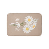 Boeket witte madeliefjes met monogram op beige badmat (Voorkant)