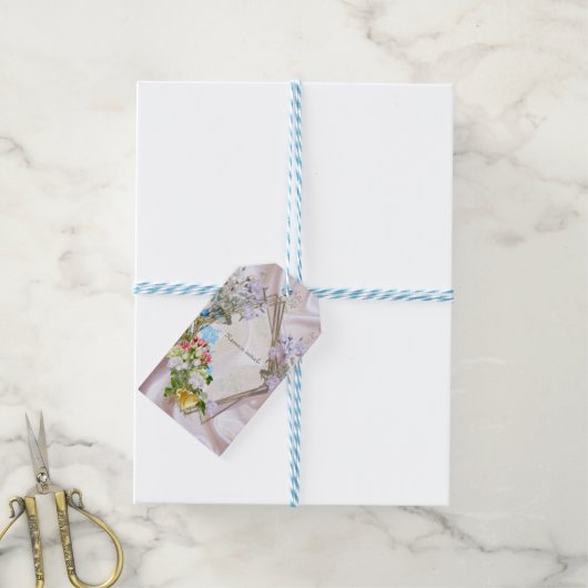 Boeketten van meerkleurige Rozen op zijden texture Cadeaulabel (Met Touw)