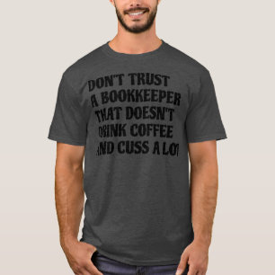 Boekhoudster die koffie Drink, nekt veel T-shirt