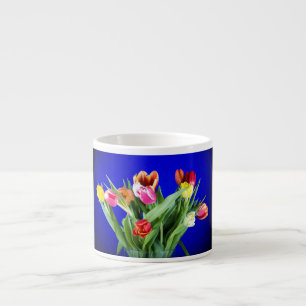 Boekje van tulpen op blauw espresso kop