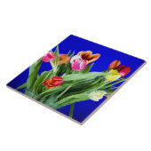 Boekje van tulpen op blauw tegeltje (Zijkant)