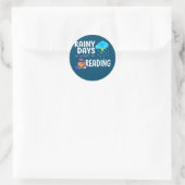 Boekomslag Rainy Days Bookworm lezen Ronde Sticker (Tas)