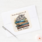 Boekplaat met kat liggend op boeken vierkante sticker (Envelop)