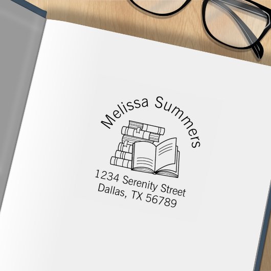 Boekstapel en geopend adresboek ex-libris rubberstempel