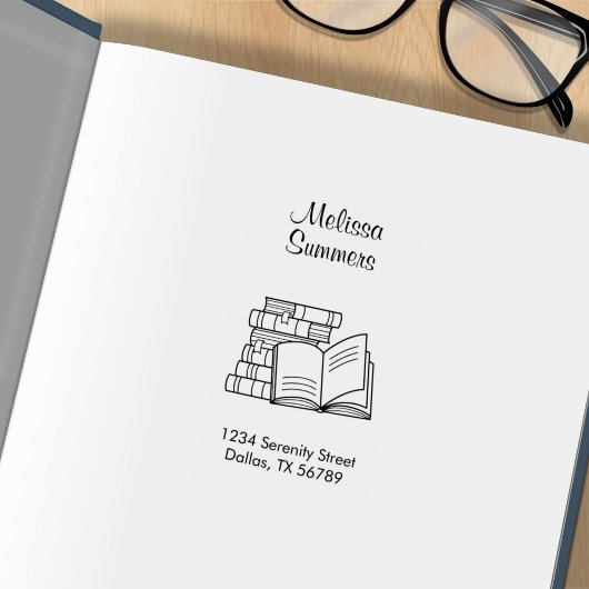 Boekstapel en open boekadresboekbord rubberstempel