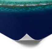 Boemerangvormig eiland met marina satellietbeeld poster (Hoek)