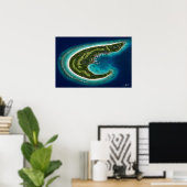Boemerangvormig eiland met marina satellietbeeld poster (Thuiskantoor)