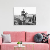 Boer bestuurt tractor, 1937 canvas afdruk (Insitu (Woonkamer))