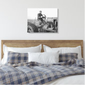 Boer bestuurt tractor, 1937 canvas afdruk (Insitu (Slaapkamer))